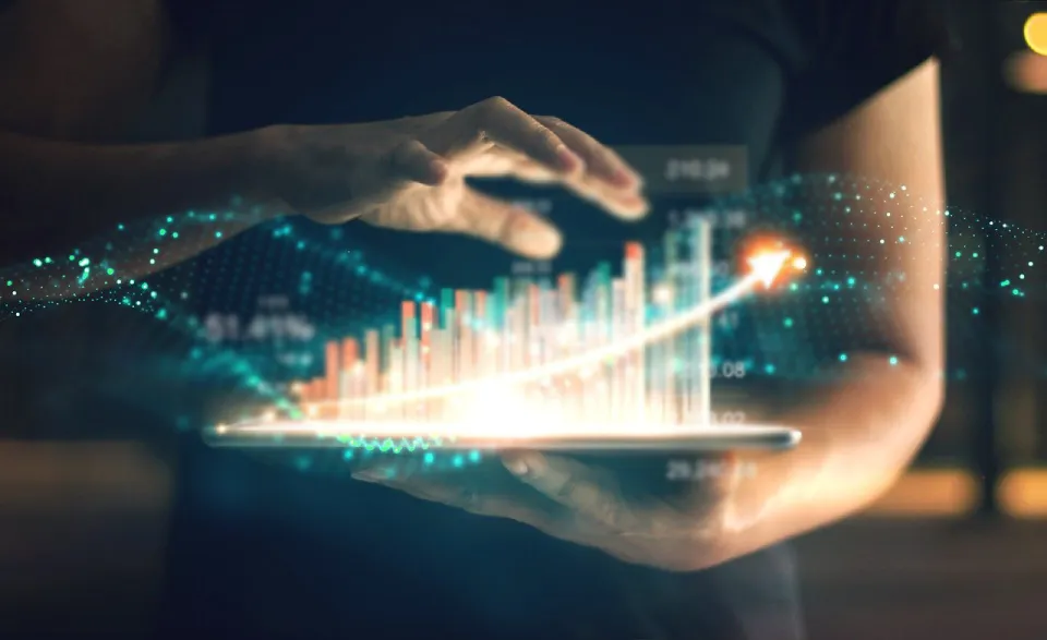 Data Insight Consulting GmbH - Person hält ein Tablet, aus dem 3D-Balkendiagramme aufsteigen